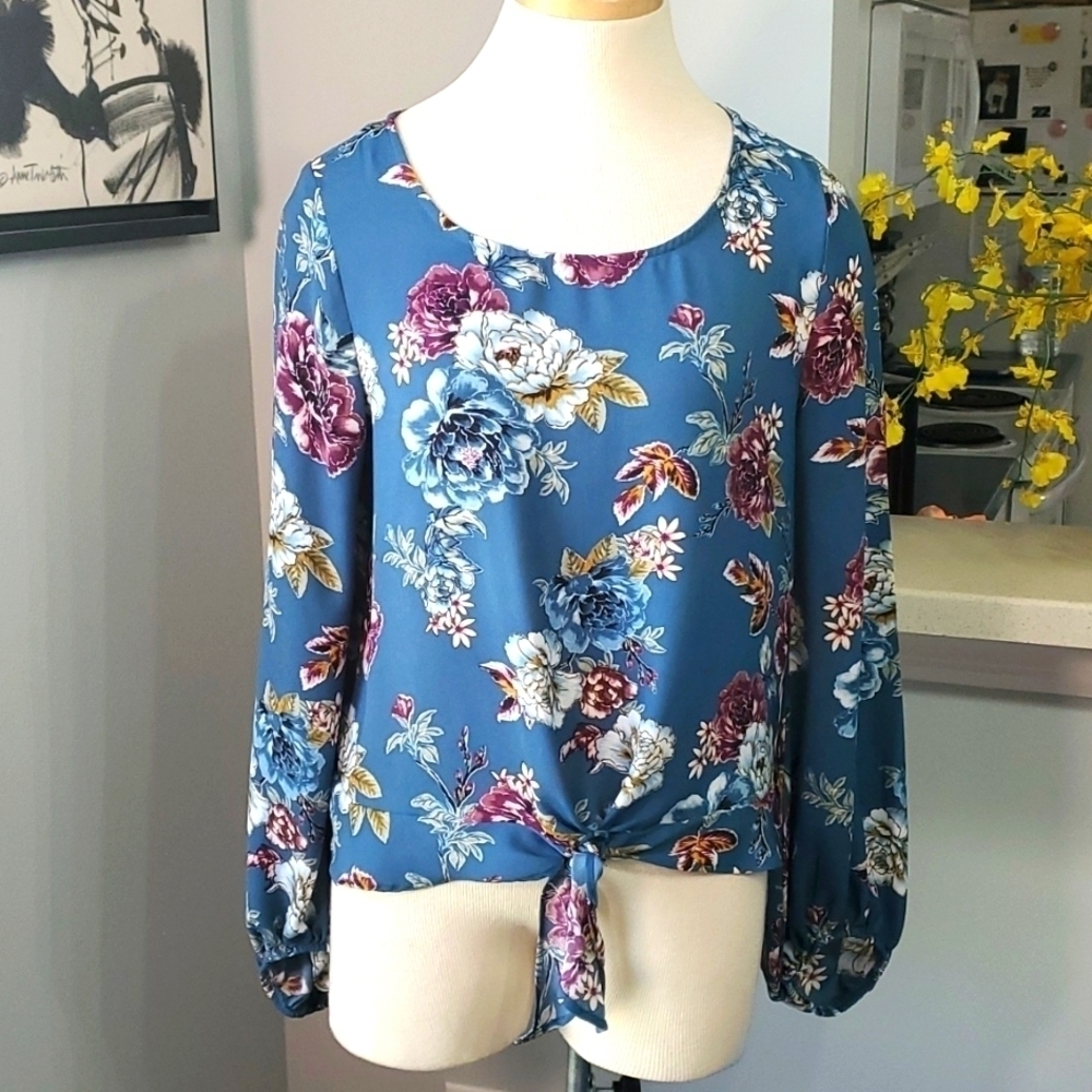 A. BYER, women's lovely long sleeve blouse. Teal floral print. Size medium. Tie